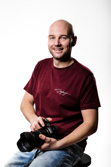 Mitgründer der Dogdesignz GbR seit 2009 und seit über 15 Jahren leidenschaftlicher Drehbuchautor, Videocutter, Bäcker – und, wie du oben sehen kannst, auch Model.Ob Imagefilme, Hochzeitsvideos oder besondere Momentaufnahmen – ich stehe dir mit meinem krea