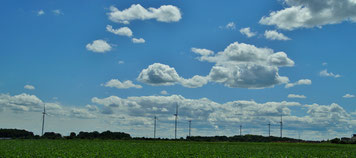 Der Blick von der Bank an der Kapelle auf die Landschaft