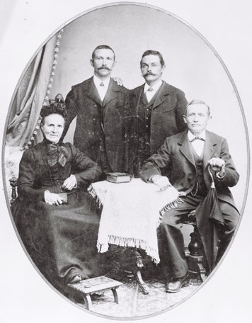 Familie Coelestin und Katharina Walde-Keller mit den Söhnen Hans (links) und Gottlieb (Atelier-Fotografie von Carl Gerspach, Säckingen, um 1900)