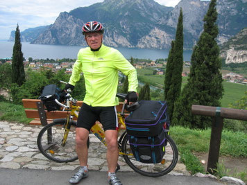 Ein Bild von Peter`s zweiter"Tour de Lourdes" - 2008 Im Hintergrund der Gardasee - 10 Tage im Regen gefahren!