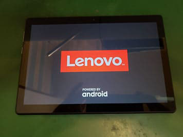 Lenovo Tab5通電させ機能をチェックしている