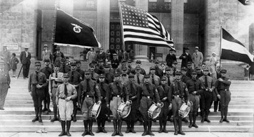 (c) Bundesarchiv: Bild 146-1990-073-12 Die Amerikanische Flagge neben Reichsadler mit Hakenkreuz