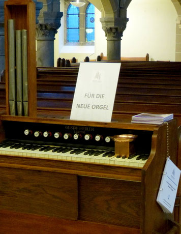 Ein altes Harmonium, drei Orgelpfeifen, Informationen und ein Geldschlitz luden während des Orgelbauprojektes in der Dankeskirche zum Spenden für die neue Orgel ein. (Foto: hms)