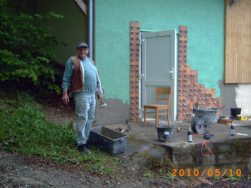 Hans Schneider bei den Vorbereitungen der Sanierung der Hallenfasade.