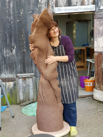 Barbara umarmt ihren Engel und blickt dabei in Richtung Judith www.wuensch-art.de