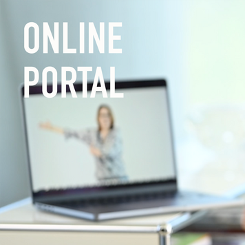 Auf einem Laptop auf einem Schreibtisch ist das verschwommene Bild einer gestikulierenden Person zu sehen. Auf der linken Seite steht in fetten weißen Buchstaben „Onlineportal“, was auf eine E-Learning-Plattform hindeutet. 