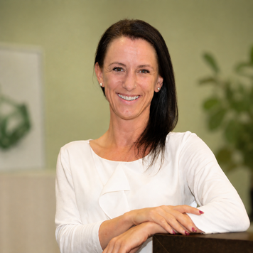 Tierheilpraktikerin und Tierernährungsberaterin Mirjam Viehweger in ihrer Praxis.