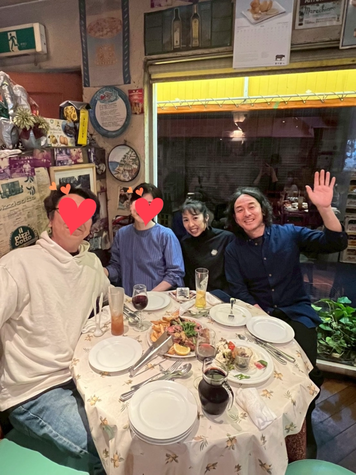 ５０代の２組の夫婦が、高松市瓦町にあるイタリアンのお店、スパッカナポリさんで笑顔でポーズ。机にはデキャンタの赤ワインとちょい飲みセットが並んでいます。