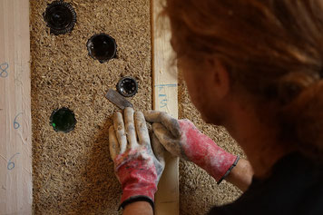Kunstvolle Innenwände aus Hanfkalk - Foto: Lara-Marie Krauße