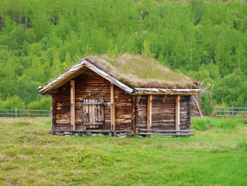 Sehenswürdigkeiten Nuorgam & Utsjoki: Ein mit Torf bedeckter Holzstall. Er wurde bis in die 1970er Jahre genutzt.