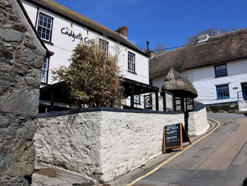 Sehenswürdigkeiten Cadgwith: Eines der traditionellen Restaurants um den Hafen von Cadgwith. Eine große Terrasse erlaubt es, die Gäste auch draußen zu bedienen.