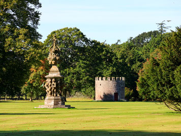 Glamis: Der Schlosspark mit Schutzfestung.