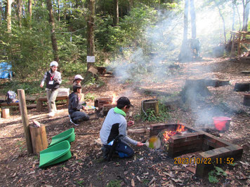 火熾し体験：子供達で竈に薪を積んで火をつけます