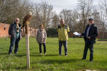 Die HL-Weingarth-Stiftung will die Greifvogelstation des LBV Coburg künftig finanziell unterstützen. Am 9. April 2021 übergab der Stiftungsratsvorsitzende den ersten Scheck über 1.000 Euro. (c) Leuthäusser