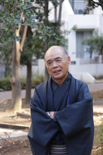 和服姿がダンディな村本理事長