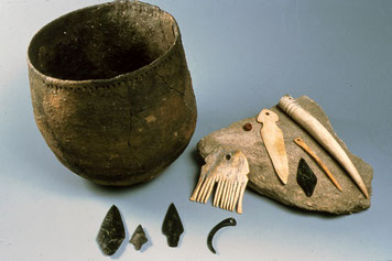 Céramique Chasséenne, pointes de flèche en silex et serpentine polie peigne et racloir en bois de cerf, pendeloque crochet et poinçon. Période du Néolithique