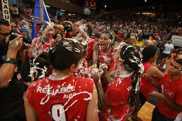 Caguas celebrando su décimo campeonato / Foto por Heriberto Rosario Rosa