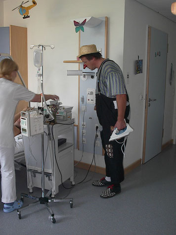 Clinic Clown bei der " Visite " auf der Kinderstation Kempten