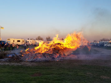 Osterfeuer auf dem Stellplatz! Näher geht's nicht!