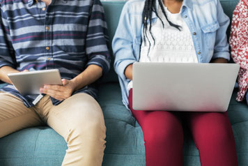 SchülerInnen mit Laptop