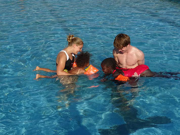 Schwimmtraining am Pool der Acacia International School