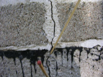 Fugenrisse im Fundament eines alten Steinhauses
