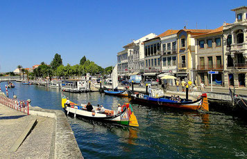 Kanal in Aveiro mit bunten historischen Holzbooten