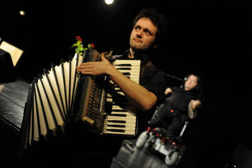 LouJé au regard de fou avec son accordéon déréglé !
