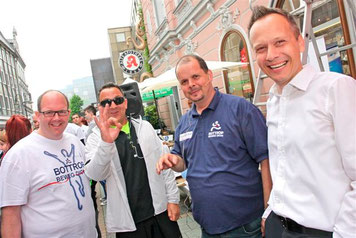 Gemeinsam stark bei Bottrop beweg Dich: Initiator und Apotheker Peter Stadtmann (links), Farid Zitoun (2. vl) und Christian Rüger (rechts) mit Moderator Holger Czeranski.