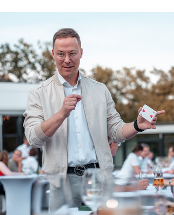 Marc Aurel - Zauberer Hannover verzaubert das Publikum auf einer Firmenfeier mit einem Kartenkunststück