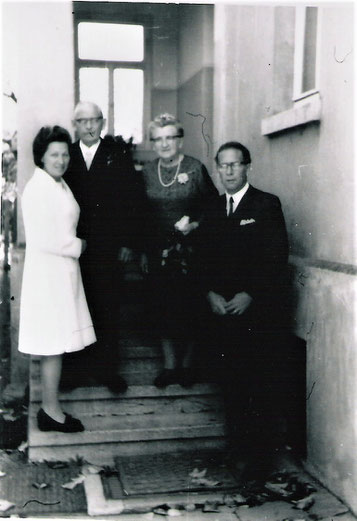 Paul Barchfeld mit seiner Frau Ella und den Kindern Ilse und Werner im Eingang zum Haus Ilse, jetzt Pestalozzistr. 13, das könnte anläßlich der Goldenen Hochzeit gewesen sein  Quelle Nancy Barchfeld