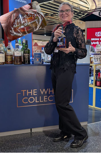 Sigrid Bengel shows her Calligraphy Engraving for the guests, customizing whiskeybottles in Zurich Airport, Switzerland.