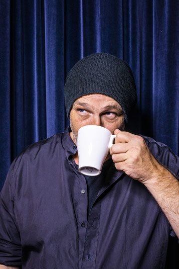 Torsten Sträter, Kabarettist, Coemdian, Komiker, Comedy, Künstler, Künstlerportrait, Kaarst, GBG, Kabarett, 3k, 3k Kabarett Kaarst, portrait, Kaffee, Kaffeetasse, Mütze, 