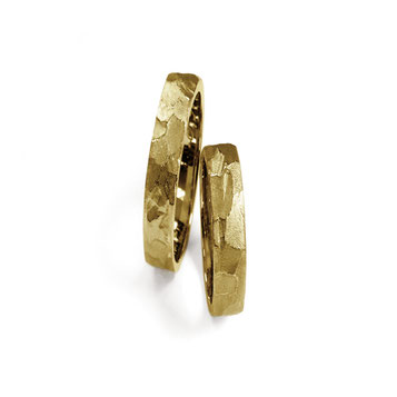 besondere Trauringe, individuelle design Verlobungsringe klassisch in Gold mit Brillanten quermatt, strukturiert