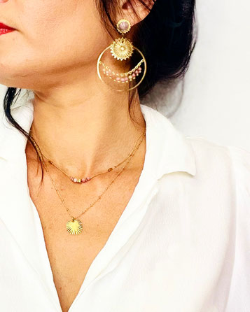 Boucles d'oreilles unique en rodhonite semi précieuse, montée sur acier inoxydable, portées pour une touche naturelle et raffinée.