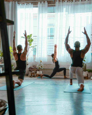 Vinyasa Yoga, Power Yoga Kurs, Yoga für Senioren, Yoga Ausbildungen, Yogalehrer Ausbildung. Yoga Ü50. Yogalehrer Ausbildung (Yoga Teacher Training), Meditationslehrer Ausbildung / Meditation Ausbildung in Zürich Oerlikon