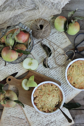 Apfelcrumble mit Äpfeln auf einem Tisch