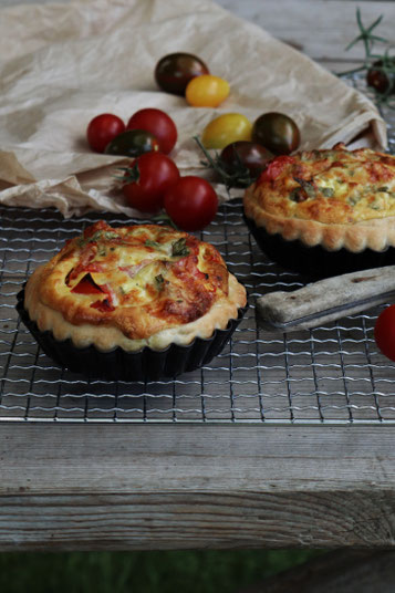 Tomatenkuchen auf einem Tisch