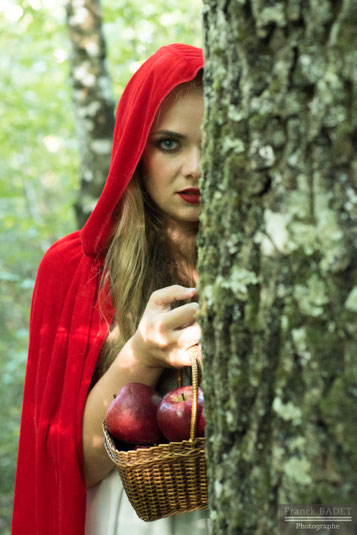 petit chaperon rouge panier pomme shooting modele fille photographe lyon into the wood