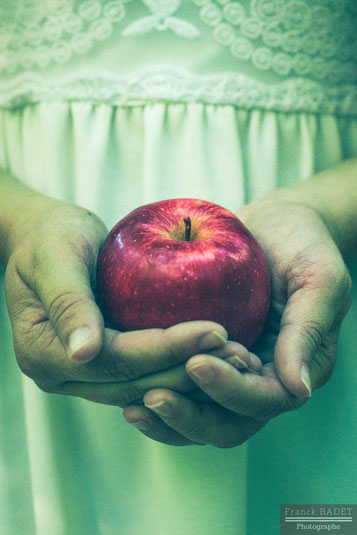pomme rouge main chaperon rouge photo into the wood conte de fee histoires