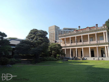 お庭側から見た和館（左）と洋館（ひと続きの珍しい建築）