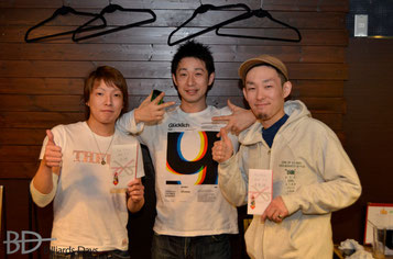 左から嶋野聖大プロ、店主・池西さん、栗原信祐プロ