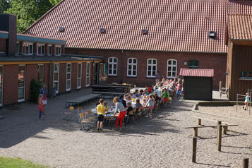 Gemeinsames Schulfrühstück vor den Sommerferien