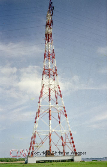 Das Foto zeigt den 227 m hohen Mast der Elbkreuzung 2 bei Hetlingen. Die untere Leitungs-Traverse befindet sich in 172 m Höhe.