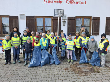 Kindergruppe bei der Aktion Müll sammeln - Ramadama