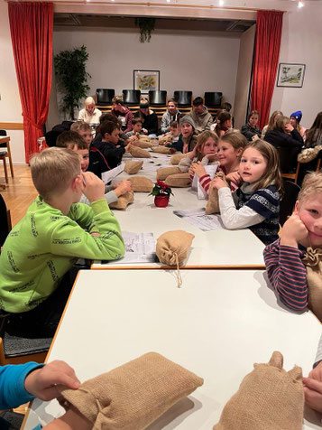 Die Trachtenkinder mit ihren Niklaussackerl
