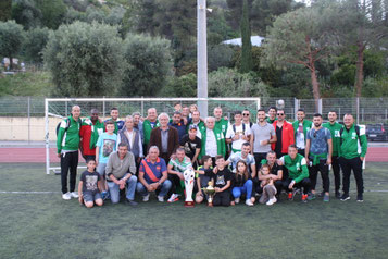 Les joueurs de l'A.S.Gorbio avec le trophée du championnat.
