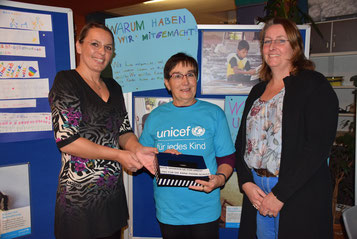 Spendenübergabe, v.l.: Fr. Linne (Konrektorin), Fr. Mosbach (UNICEF), Fr. Ostheimer (Schulsozialarbeiterin) - (Foto: H. Hackendahl)