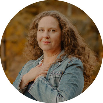 Susanne Kruse mit ruhigem, offenen Blick und Hand auf dem Herzen – Symbol für Bewusstsein, Weiblichkeit und authentische Führung in ihren Retreats in Mecklenburg-Vorpommern.