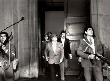 Chiles præsident Salvador Allende foran præsident- paladset "La Moneda" ved starten af militærkuppet